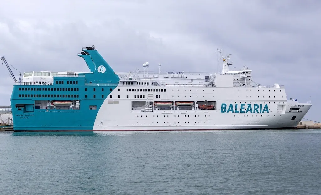 El aspecto bien cuidado del ferry chipriota “Regina Baltica” » Puente de Mando, por Juan Carlos Díaz Lorenzo