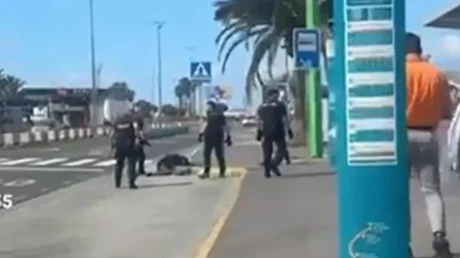 La Policía abate a tiros a un africano que intentó acuchillarlos en el Aeropuerto de Gran Canaria tras intento de robo a un taxista - mayo 2025