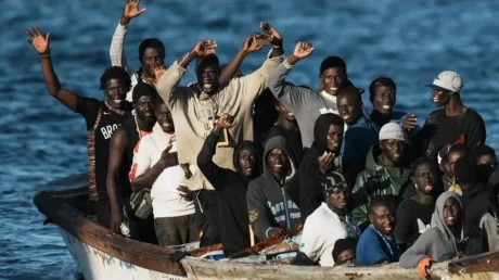 El Gobierno de Sánchez prevé regularizar 300.000 inmigrantes al año con el nuevo Reglamento de Extranjería - mayo 2025