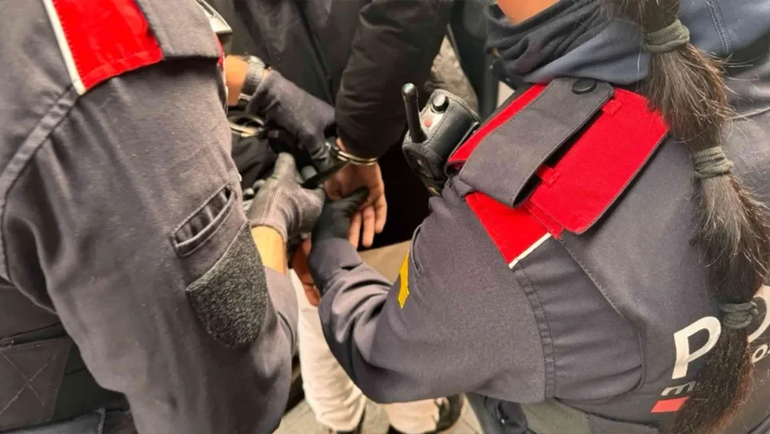 Dos marroquíes roban una cadena de oro a un joven en Salt (Gerona) y son detenidos con la joya escondida bajo la lengua