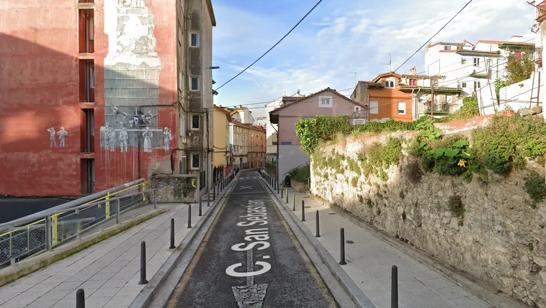 Un vecino de 71 años de Santander se va unos días de viaje y cuando regresa se encuentra su piso «patas arriba» y a tres marroquíes durmiendo