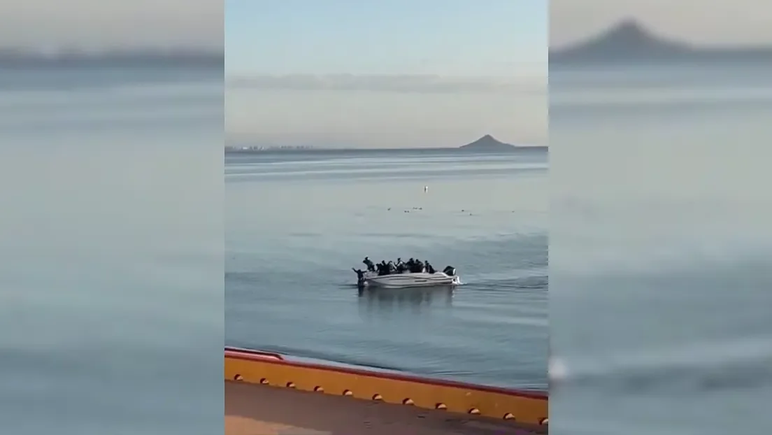 Una veintena de inmigrantes llega en una «patera-taxi» a la playa de Levante de Cartagena (Murcia)