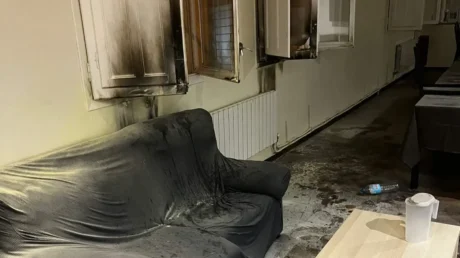 Desconocidos intentan incendiar con líquido inflamable el centro de menas de Piera (Barcelona) y lo atacan con piedras - mayo 2025