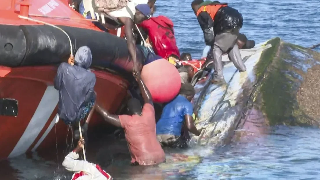 Mueren 4 mujeres inmigrantes, 3 menores y un bebé tras volcar un cayuco con 152 subsaharianos en El Hierro (Canarias)