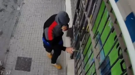 Convocan una concentración en Barbate tras una supuesta pintada con «acto de odio» en el locutorio de un marroquí - mayo 2025