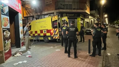 Dos supuestos españoles y un extranjero le dan un sillazo en la cabeza a un marroquí en un kebab de Cieza (Murcia) - mayo 2025