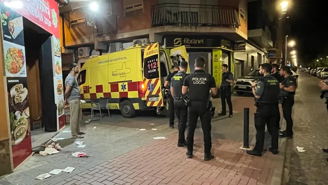 Dos supuestos españoles y un extranjero le dan un sillazo en la cabeza a un marroquí en un kebab de Cieza (Murcia)