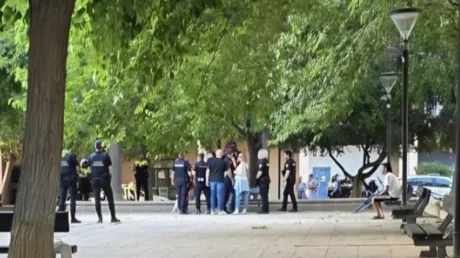 Pelea violenta con cadenas, palos y piedras entre dos senegaleses y un guineano en una plaza de Zaragoza - mayo 2025