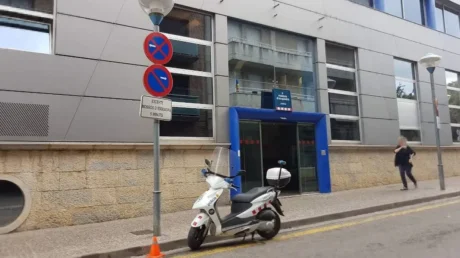 Herido de gravedad un agente de los Mossos por un puñetazo de un marroquí en los calabozos de una comisaría de Gerona - mayo 2025