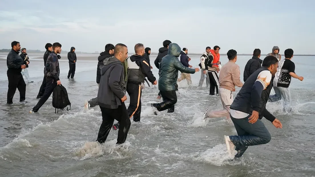 Reino Unido pierde control de fronteras tras la entrada récord de casi 1.200 inmigrantes en 18 pateras en un solo día