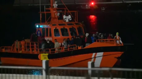 Salvamento Marítimo recoge a 128 inmigrantes de dos lanchas neumáticas y los traslada a Lanzarote - junio 2025