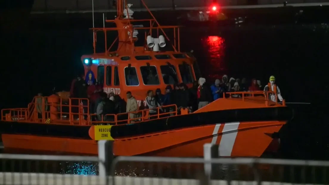 Salvamento Marítimo recoge a 128 inmigrantes de dos lanchas neumáticas y los traslada a Lanzarote