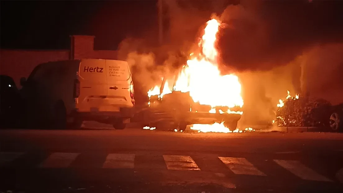 Una disputa de madrugada entre dos marroquíes acaba con una furgoneta y un árbol ardiendo en Albacete