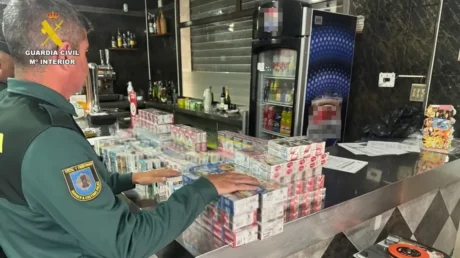 Operativo en el bar de un marroquí en Sagunto (Valencia): fajos de billetes, 35 gramos de cocaína y 475 cajetillas de tabaco robado - junio 2025