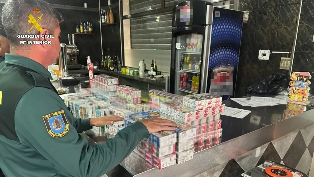 Operativo en el bar de un marroquí en Sagunto (Valencia): fajos de billetes, 35 gramos de cocaína y 475 cajetillas de tabaco robado
