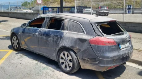 Un grupo de marroquíes quema un coche robado custodiado frente a una comisaría de los Mossos en Vic (Barcelona) - junio 2025