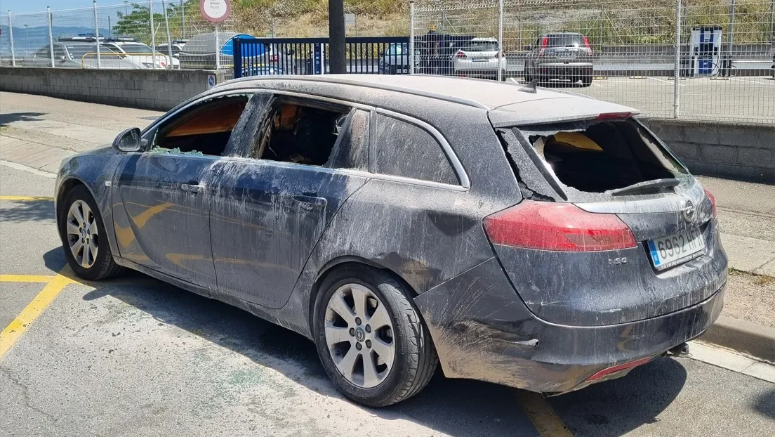 Un grupo de marroquíes quema un coche robado custodiado frente a una comisaría de los Mossos en Vic (Barcelona)