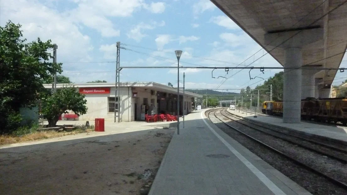 Detenidos dos magrebíes por lanzar piedras a las personas y herir en la cabeza a un trabajador en una estación de tren en Gerona