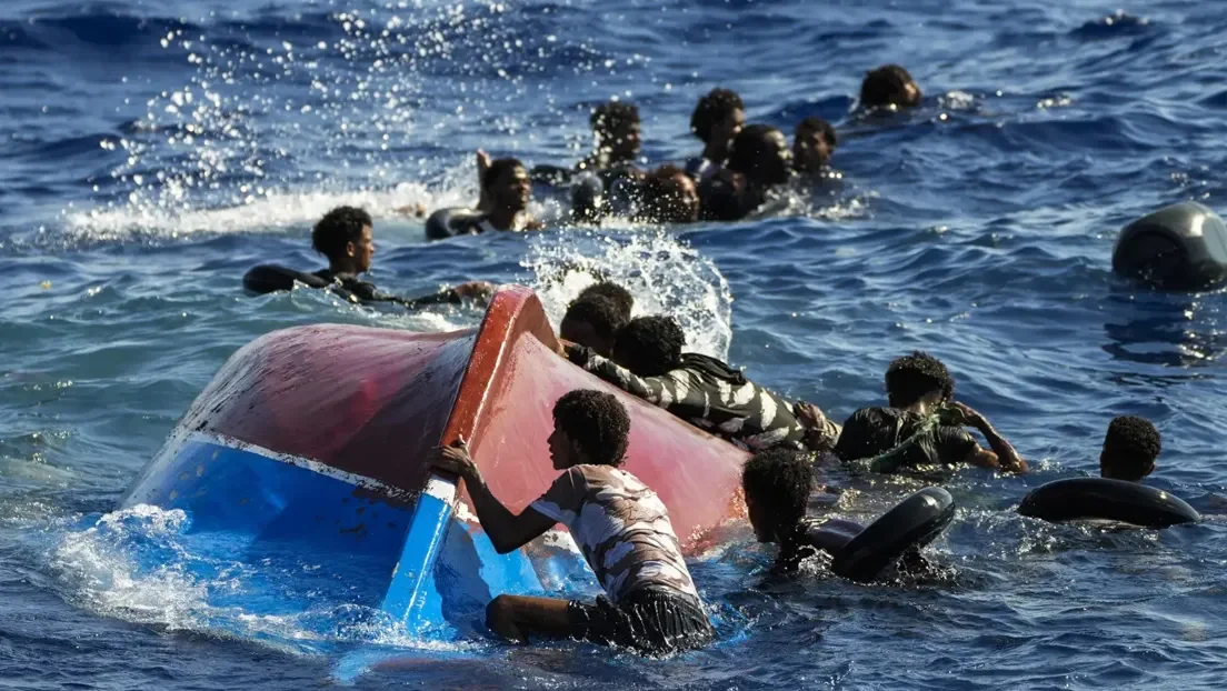 Cuatro africanos muertos al volcar una patera rumbo a Canarias con 38 marroquíes y subsaharianos
