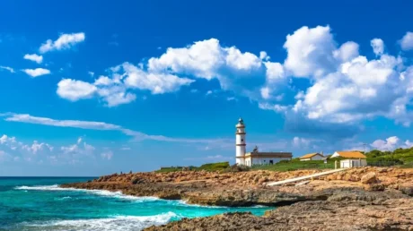 Localizan a diez inmigrantes magrebíes llegados en patera en la zona del faro de Las Salinas (Mallorca) - julio 2025