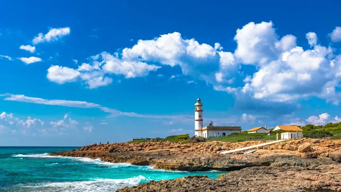 Localizan a 31 inmigrantes subsaharianos llegados en patera cerca del faro de Las Salinas (Mallorca)