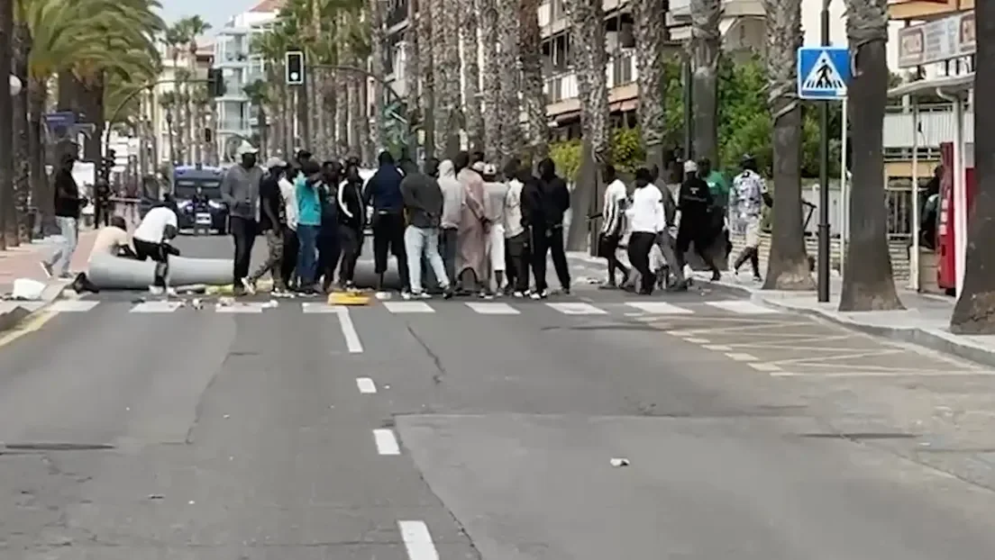 Disturbios protagonizados por manteros senegaleses tras una operación de la Guardia Civil contra el top manta en Salou (Tarragona)