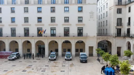 Condenan a 15 años de psiquiátrico a un inmigrante yemení por el intento de asesinato de un joven de 24 años en una pensión en Alicante - junio 2025
