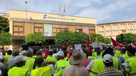 Decenas de marroquíes protestan en Murcia para exigir el canje automático de sus carnés de conducir de Marruecos - junio 2025