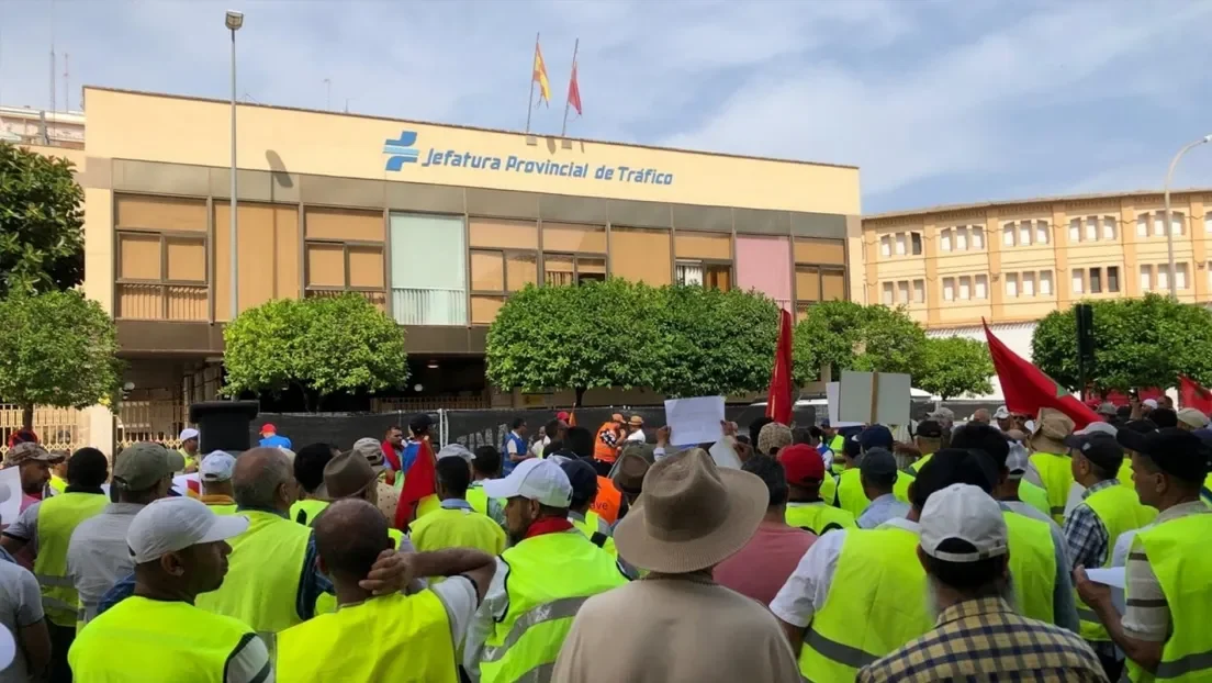 Decenas de marroquíes protestan en Murcia para exigir el canje automático de sus carnés de conducir de Marruecos