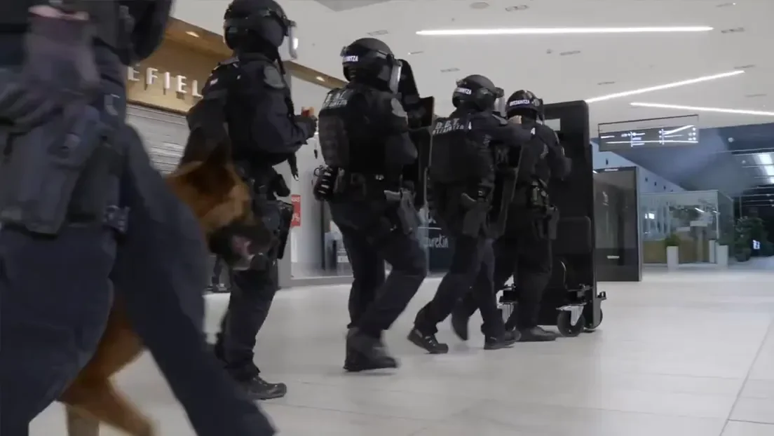 La policía vasca realiza un simulacro de atentado terrorista en un centro comercial de San Sebastián