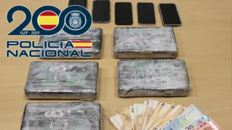 Detenidos en Granada un rumano y un marroquí con casi 6 kilos de cocaína y más de 2.700 euros en efectivo en un vehículo - junio 2025