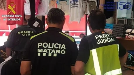 Decomisan en Mataró (Barcelona) 1.265 prendas falsificadas y detienen al dueño marroquí en una operación policial conjunta - junio 2025