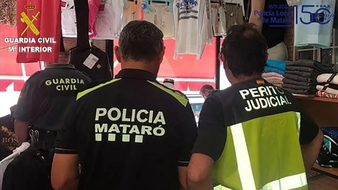 Decomisan en Mataró (Barcelona) 1.265 prendas falsificadas y detienen al dueño marroquí en una operación policial conjunta