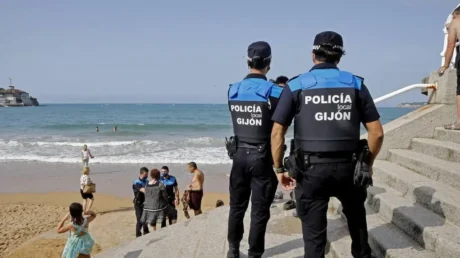Dos inmigrantes graban a menores y una joven en topless en una playa de Gijón y terminan detenidos por infringir la Ley de Extranjería - junio 2025