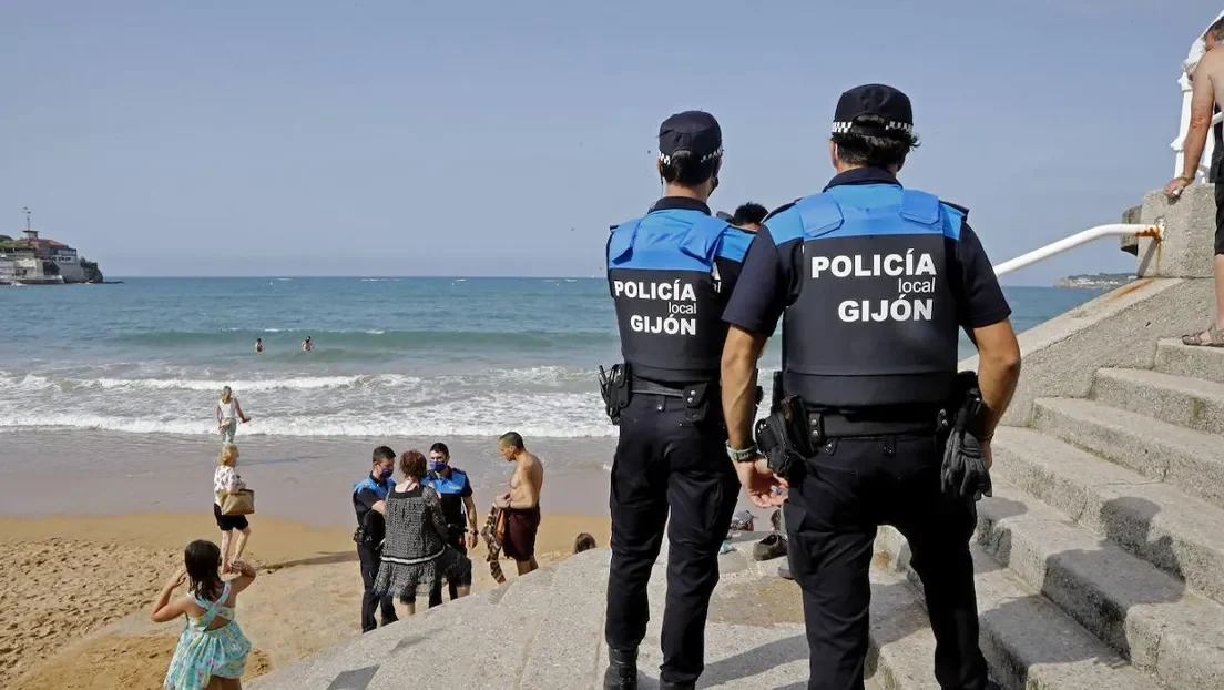 Dos inmigrantes graban a menores y una joven en topless en una playa de Gijón y terminan detenidos por infringir la Ley de Extranjería