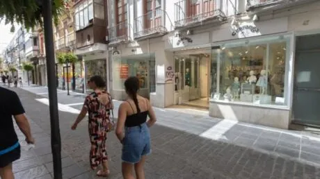 Detenido un inmigrante ecuatoguineano por robo con fuerza en una tienda universitaria de Granada - junio 2025