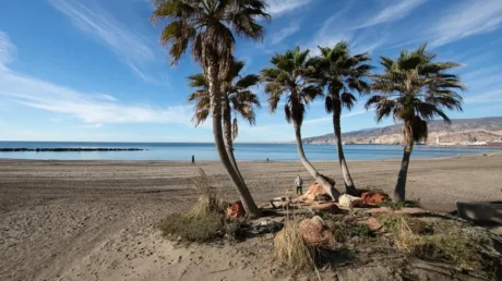 Condenan a ocho meses de prisión a un rumano por masturbarse frente a tres niñas de entre 2 y 5 años en una playa de Almería - junio 2025