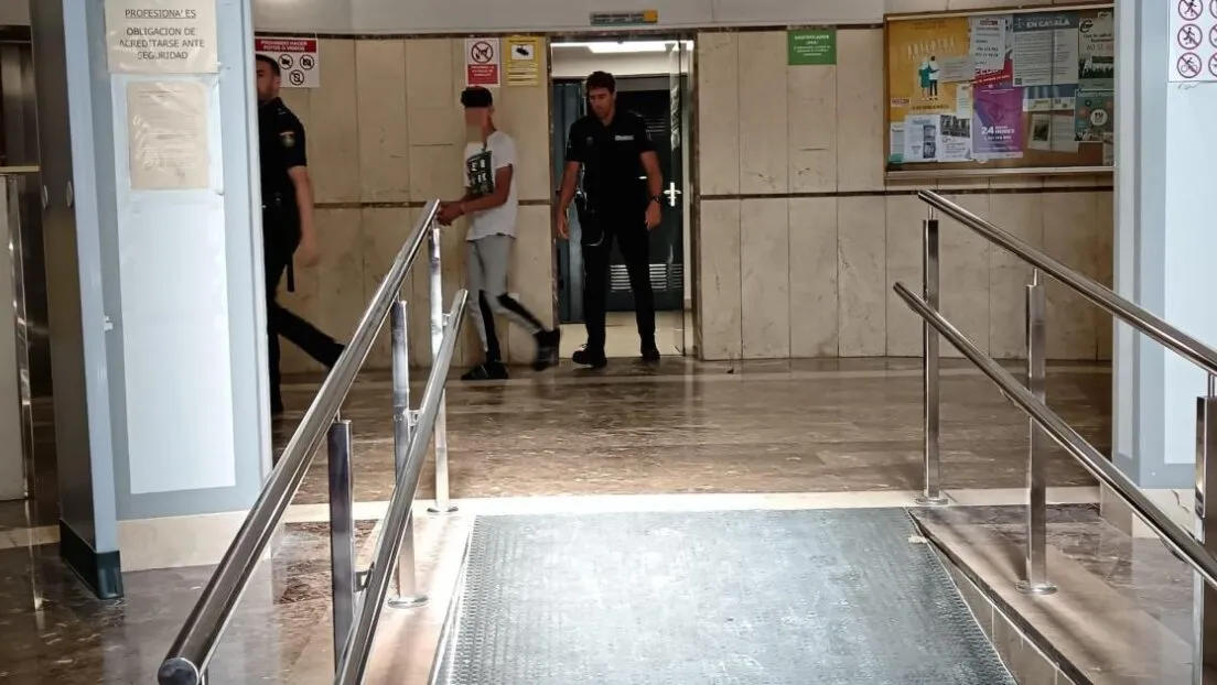 Detenidos tres inmigrantes argelinos por destrozar un barco amarrado en la cala de Es Portixol (Palma de Mallorca)