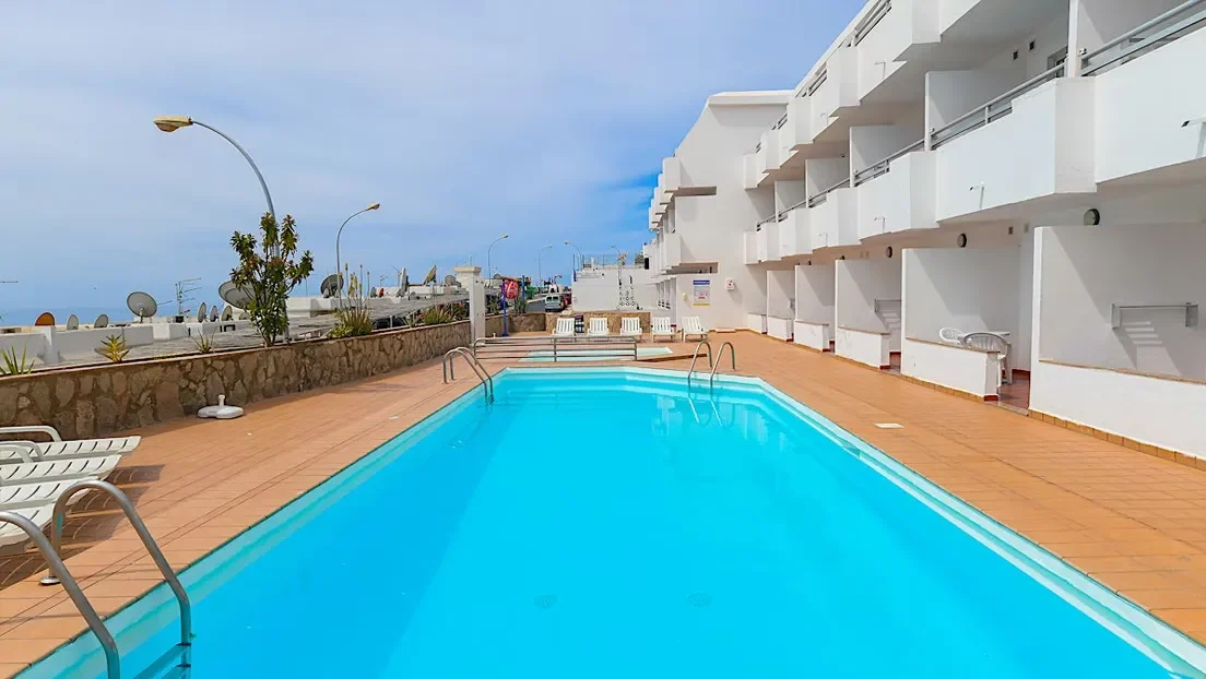 Rebajan de 3,6 años a uno y cuatro meses la condena de un marroquí por liderar un motín en un apartamento de MENAS en Gran Canaria
