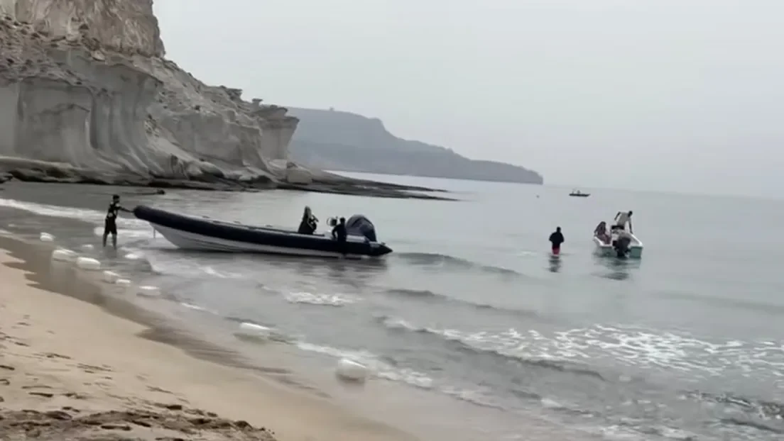 Una «patera-taxi» con 18 argelinos arribó el domingo a una cala de Cabo de Gata (Almería)