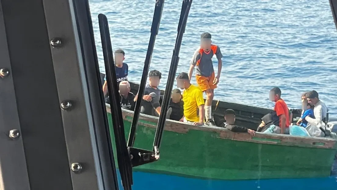 Salvamento Marítimo recoge una patera con 14 inmigrantes magrebíes cerca de Maspalomas (Gran Canaria)