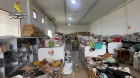 Desmantelan en Elche una red criminal con 36.000 artículos falsificados: detenidos tres chinos, un ecuatoriano y un marroquí - junio 2025