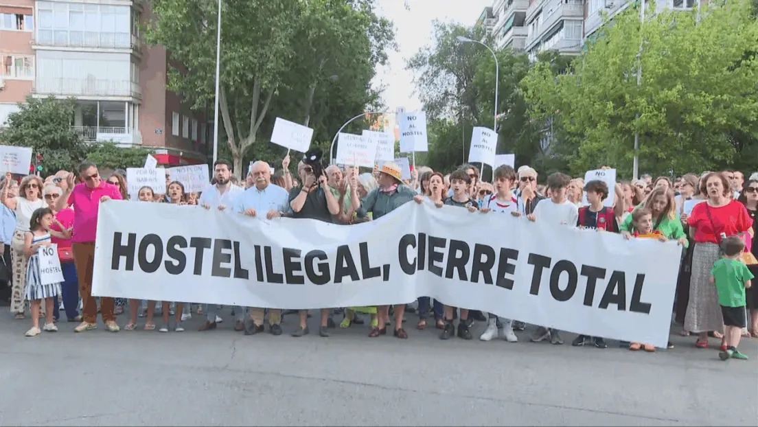 Vecinos de Parque de las Avenidas protestan contra un hostel que planea abrir como centro de inmigrantes ilegales