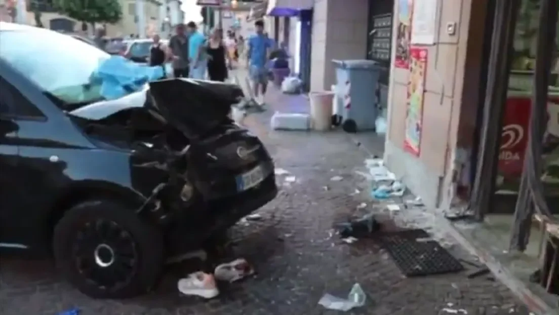 Un magrebí agrede a una camarera tras quejarse por un licor, lo expulsan del bar y embiste la terraza con un coche: en estado grave una mujer