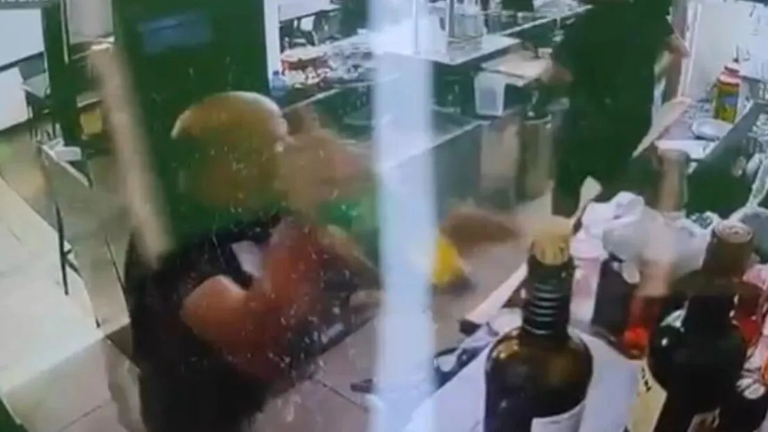 Un magrebí amenaza de muerte a un frutero y después se autolesiona gravemente en una frutería de Marbella