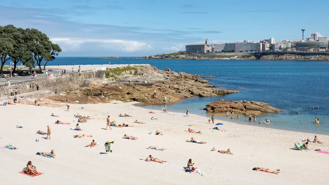 Un subsahariano acosa a una mujer en la playa, le muestra su pene y la amenaza de muerte: «¿Me la quieres comer? Te voy a matar»