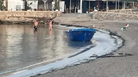 Una pequeña cala de Mallorca amanece con una patera en la orilla y sin rastro de los inmigrantes - junio 2025