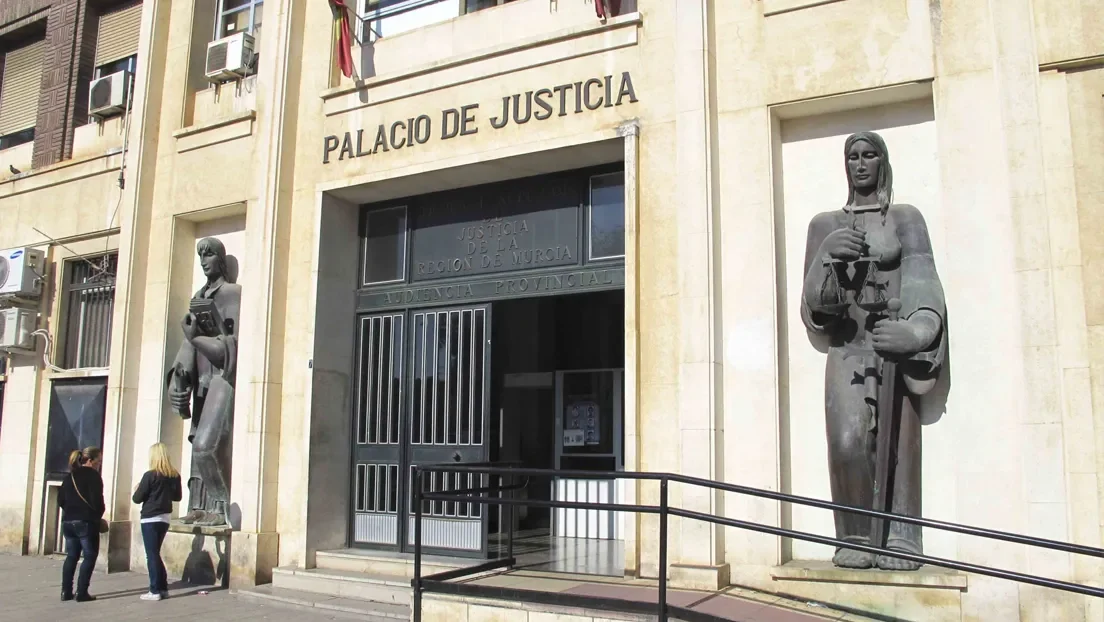Un africano de origen marfileño reconoce haber abusado de su amiga mientras estaba dormida tras un botellón en Cartagena