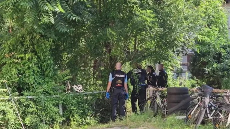 La Policía alemana abate de un tiro a un inmigrante argelino que apuñaló en el cuello a otro en Stuttgart - julio 2025