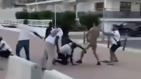 Enfrentamiento violento entre manteros subsaharianos y magrebíes en el paseo marítimo de Roses (Gerona) - julio 2025